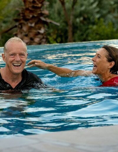 Sabine und Matthias in ihrem Pool auf Zypern